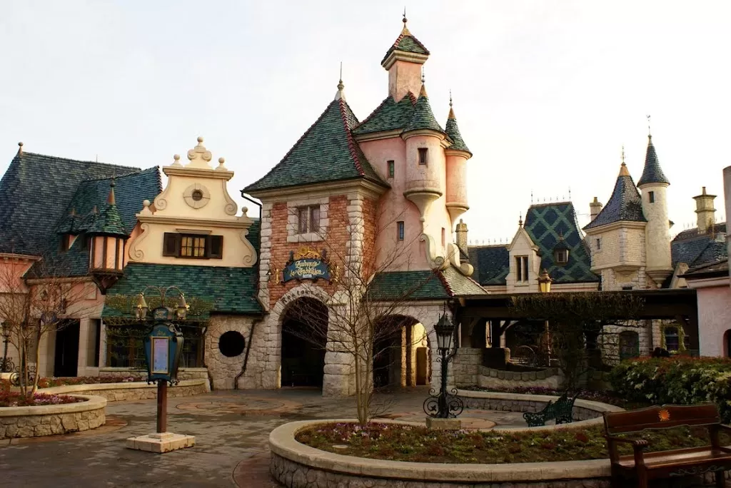 The image shows the outside of a restaurent in disneyland paris