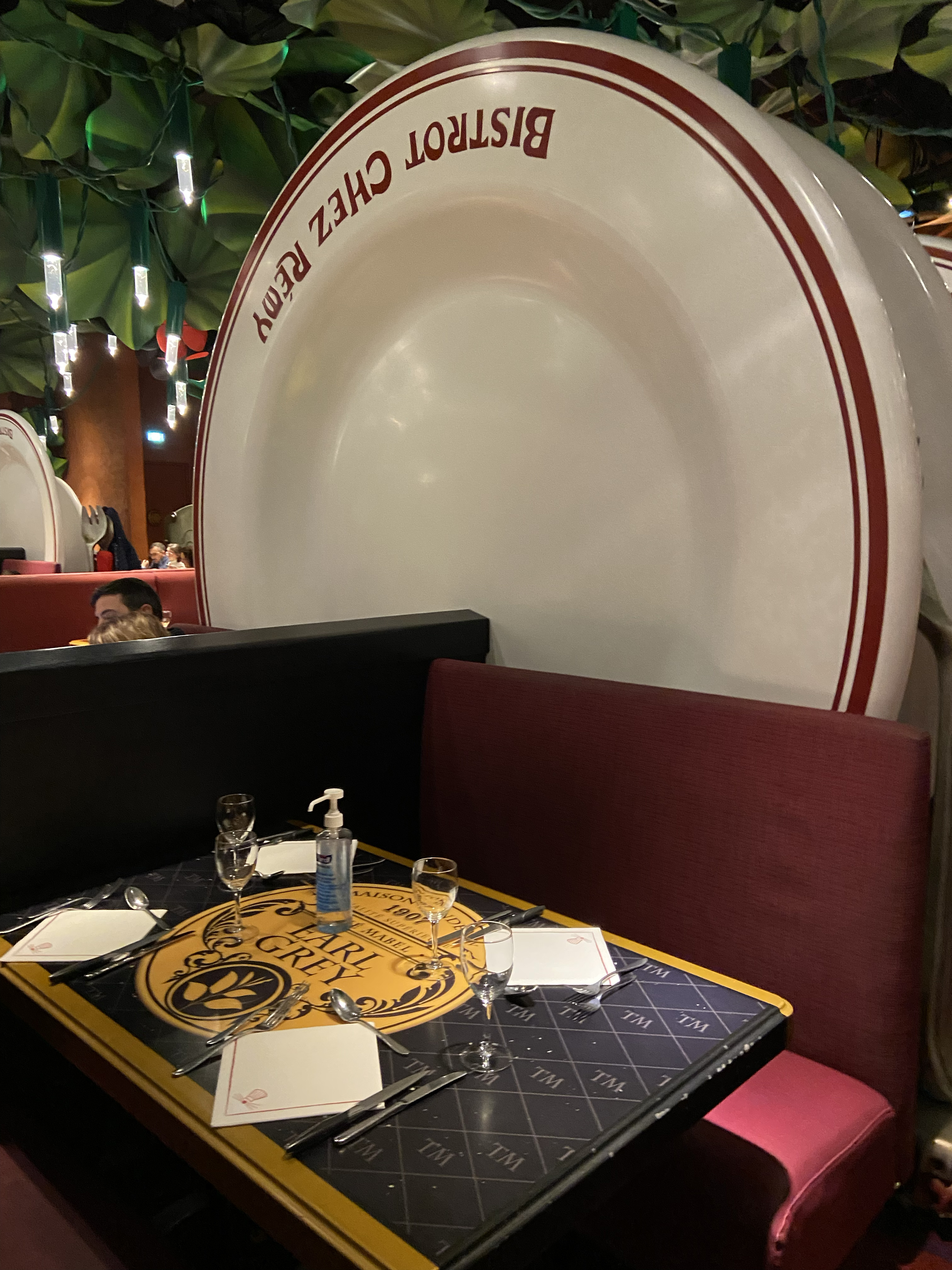 table in chez remy with oversized plate